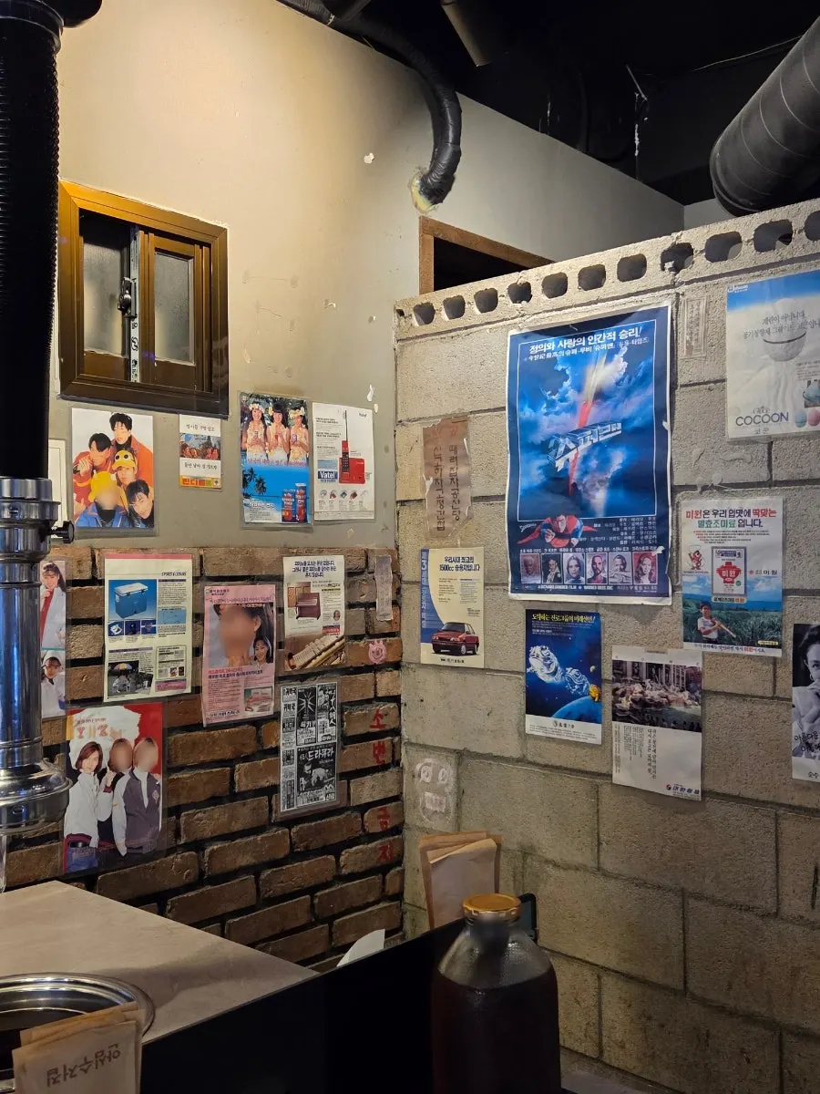 Posters and interior decorations at Golmokjip Galbisal