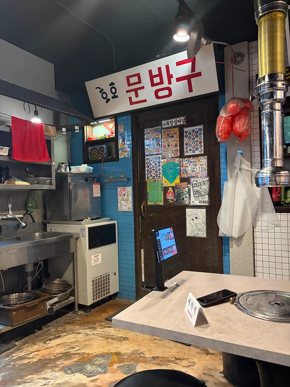 레트로 감성의 고깃집 내부 분위기