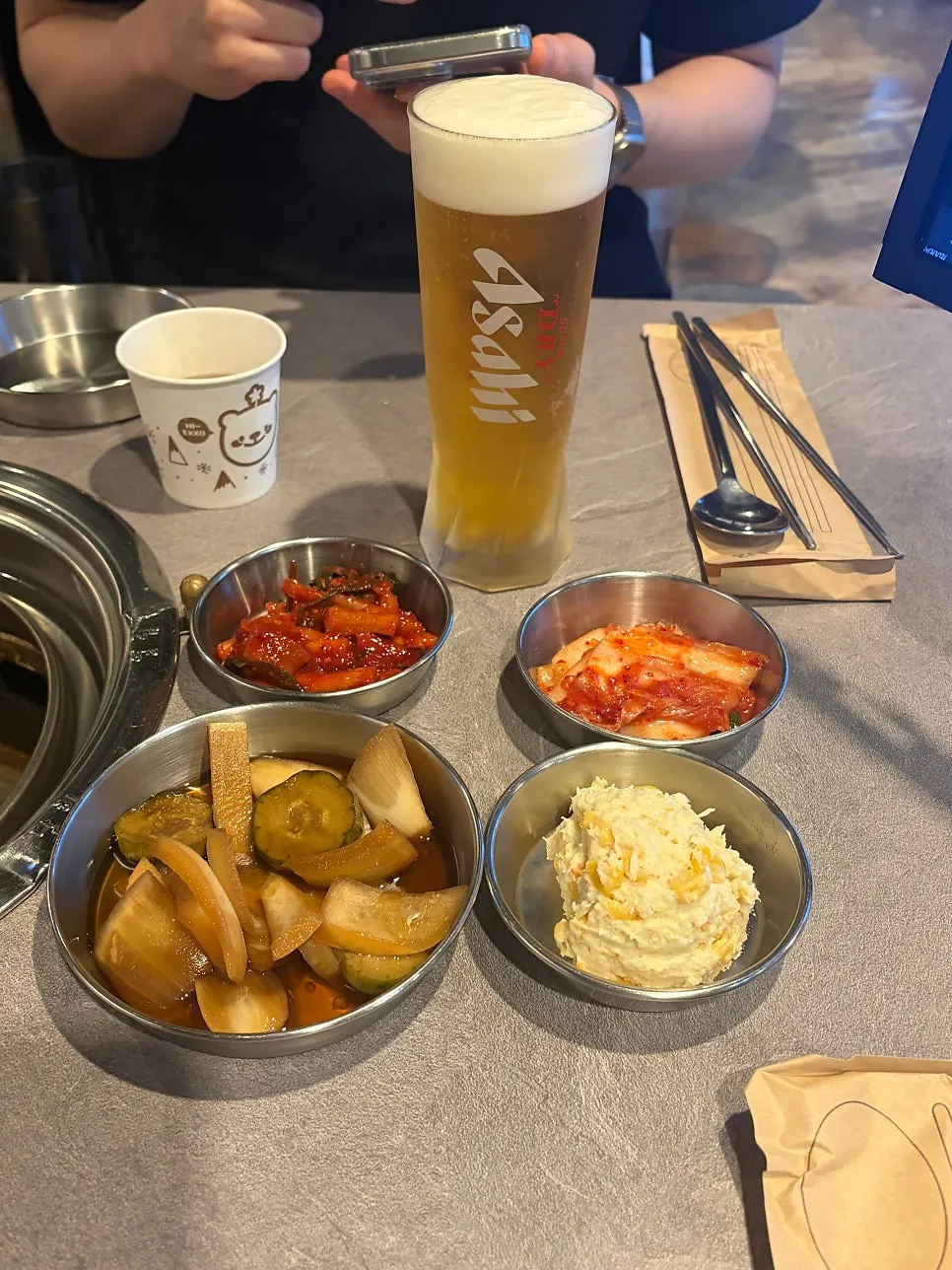쌈채소와 소스, 김치 등 기본 상차림
