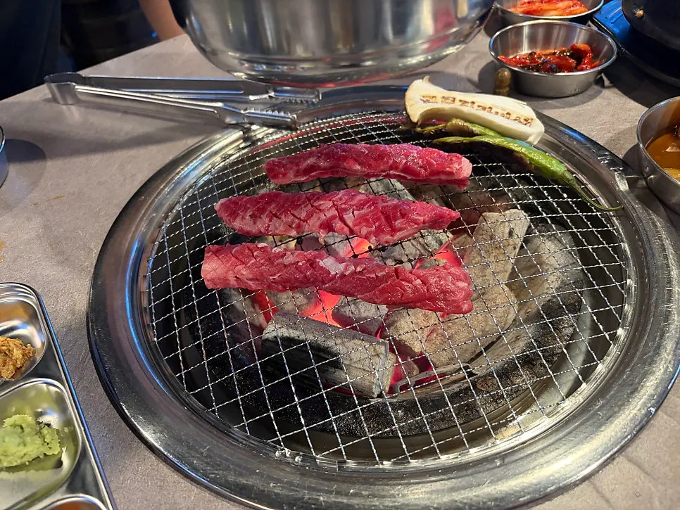 소갈비살 한판과 새송이버섯, 꽈리고추
