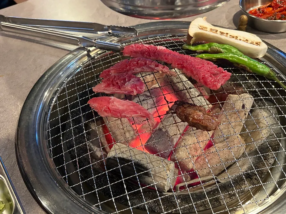 접시에 담긴 생 소갈비살