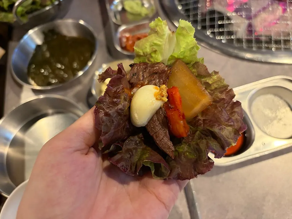 숯불에 노릇하게 구워지는 소갈비살