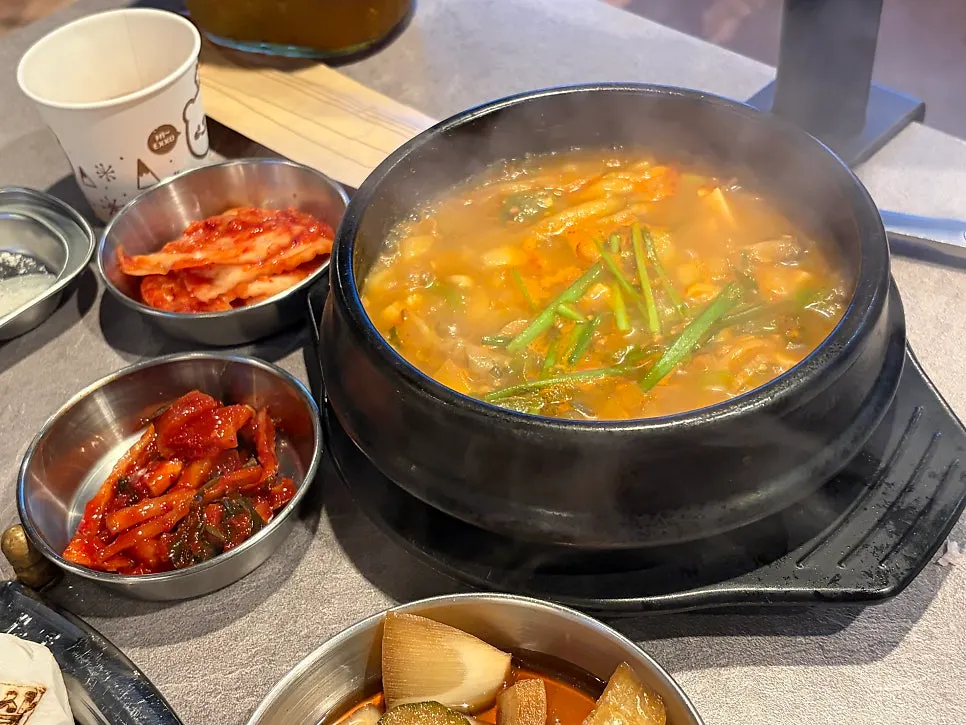 양파절임과 무말랭이를 올린 고기 쌈