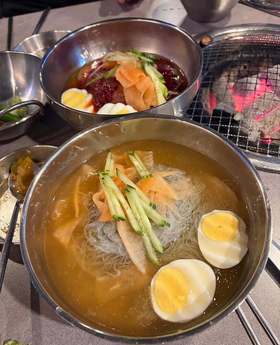 서비스로 나온 두부와 버섯이 든 된장찌개