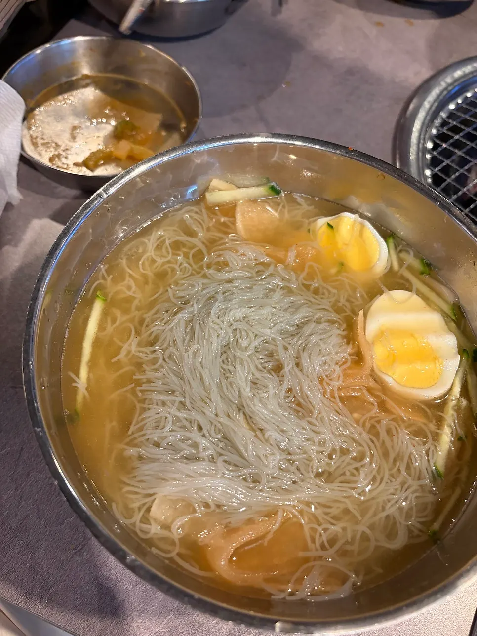 고기와 함께 차려진 된장찌개 상차림