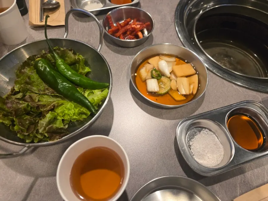 파절이와 양파절임 등 기본 반찬 상차림