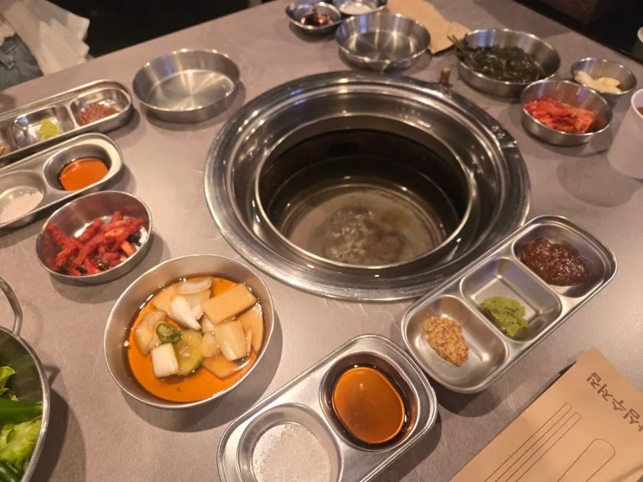 매콤달콤한 특제 소스와 반찬