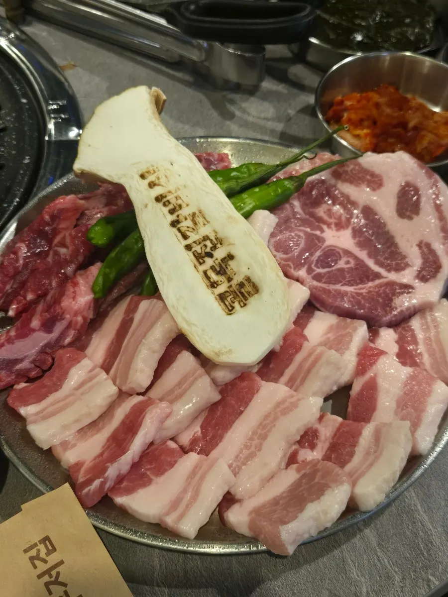 푸짐하게 차려진 기본 반찬 상차림