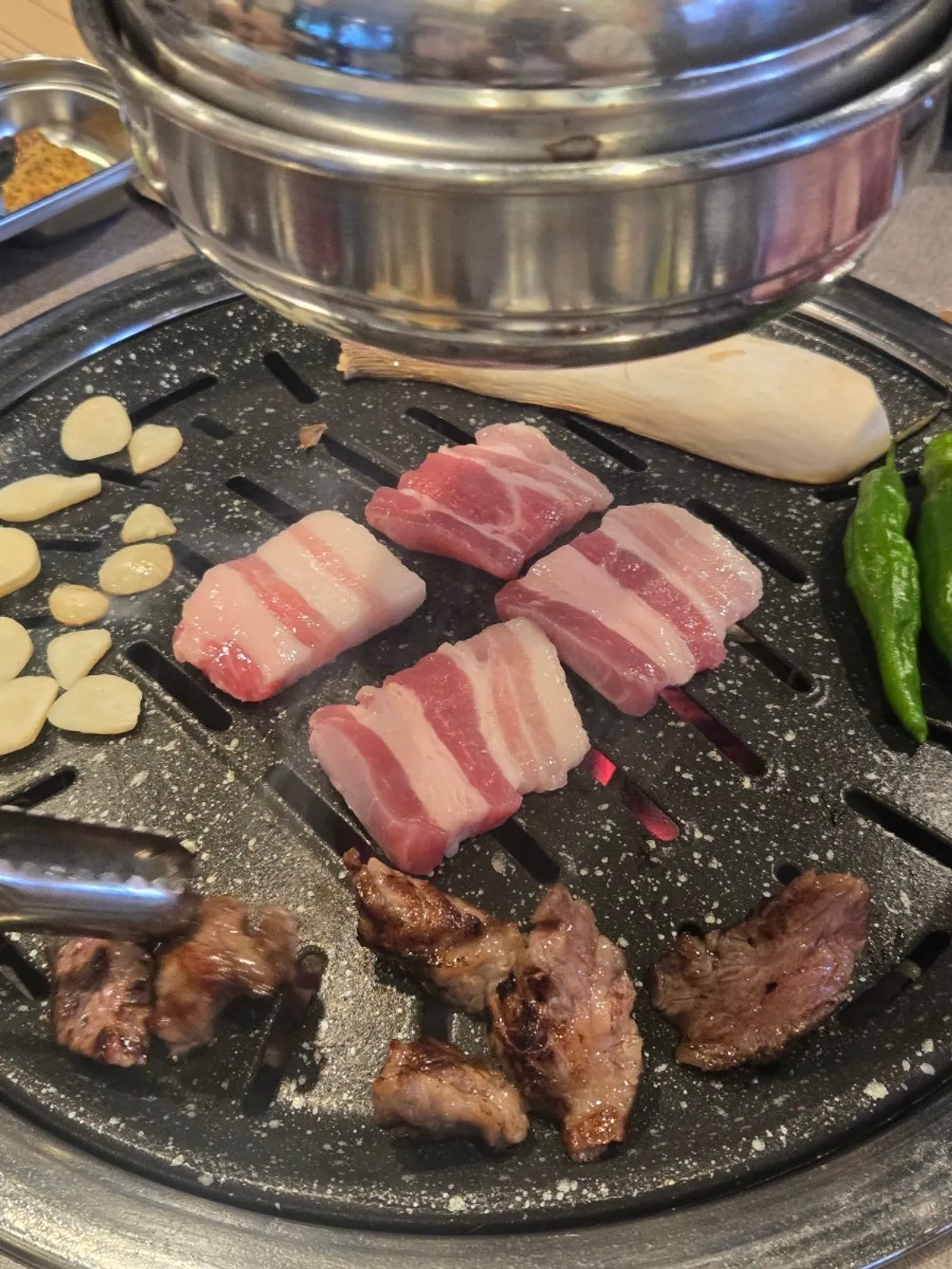 참숯 불판에 구워지는 소갈비살