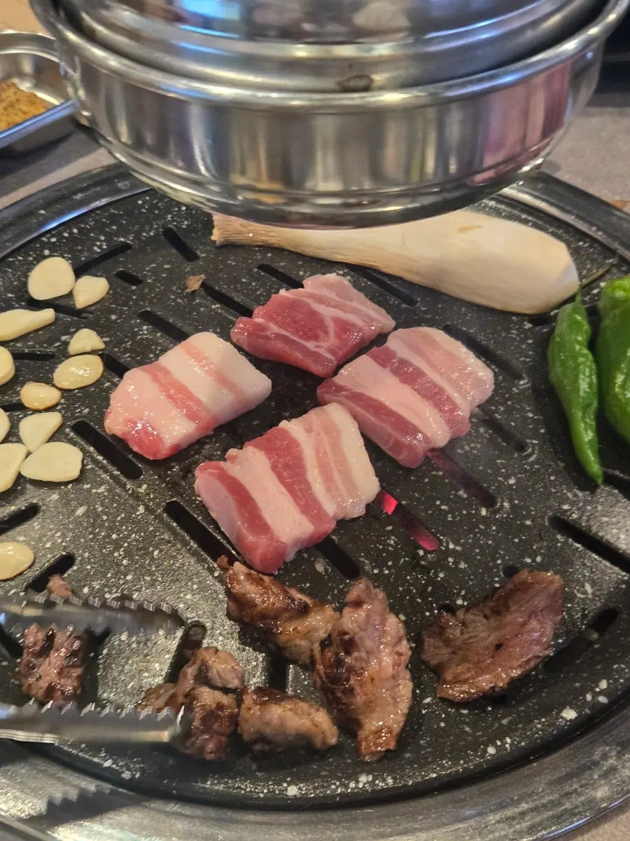 숯불 향 가득한 고기와 상차림