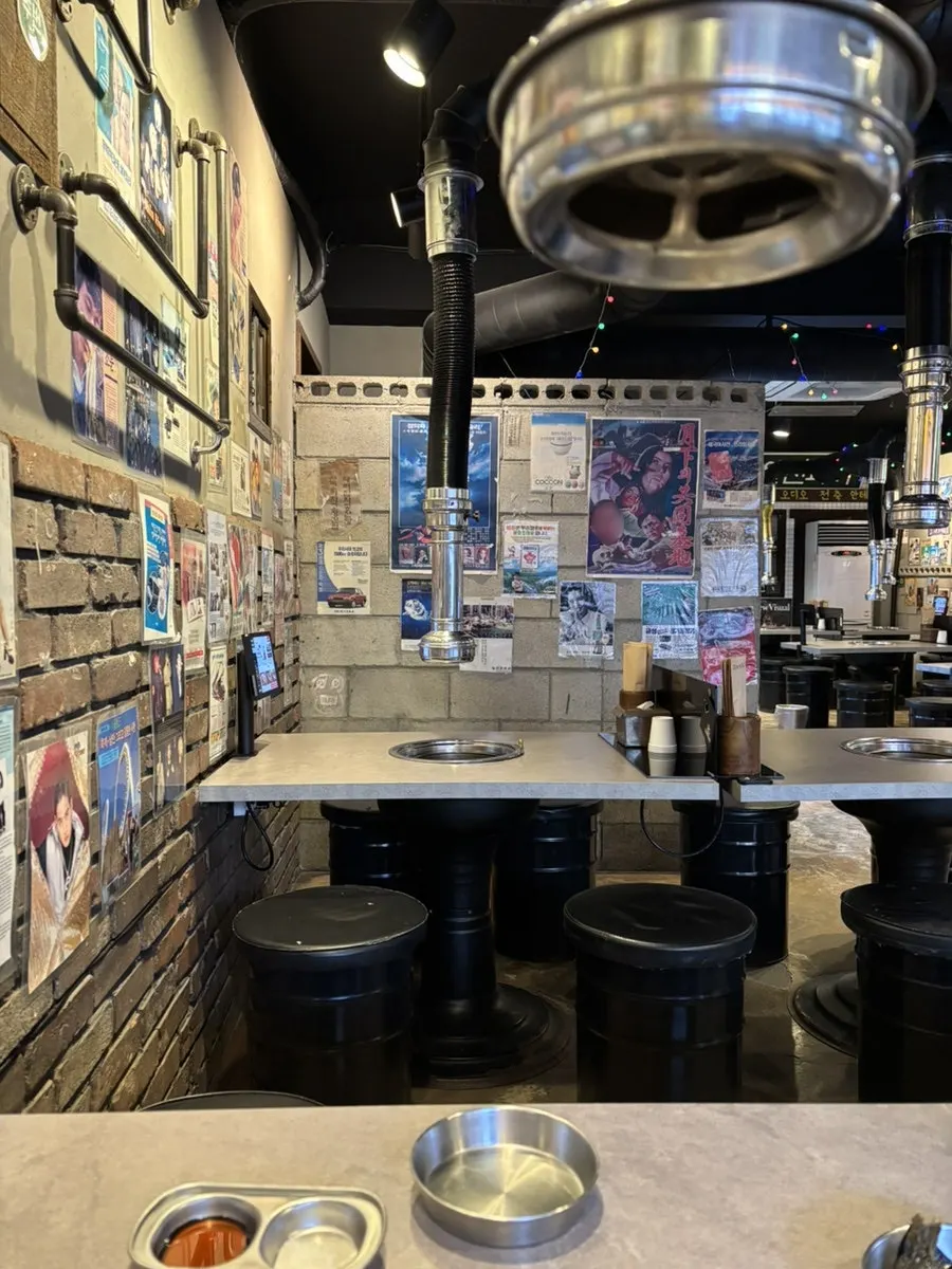 Full view of tables inside Golmokjip Galbisal