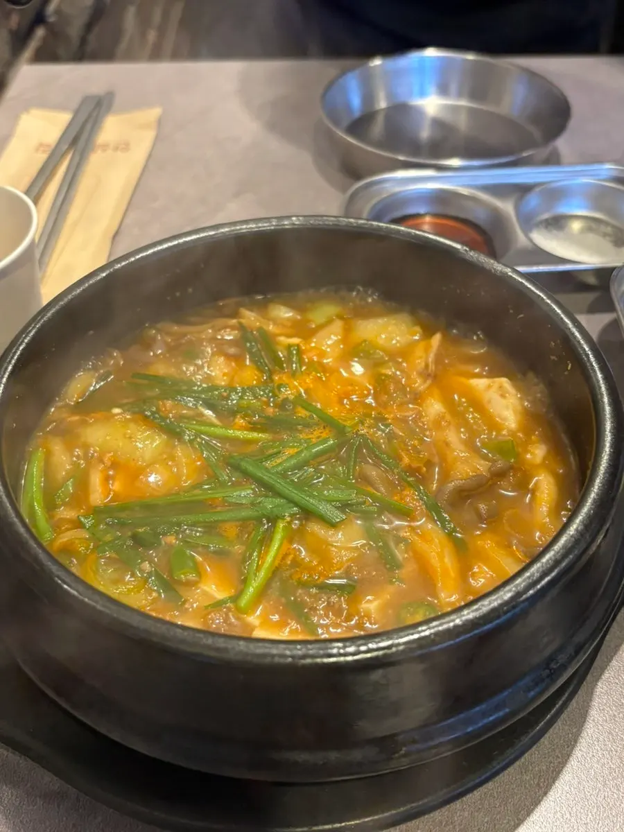 Generous free soybean stew in an earthenware pot