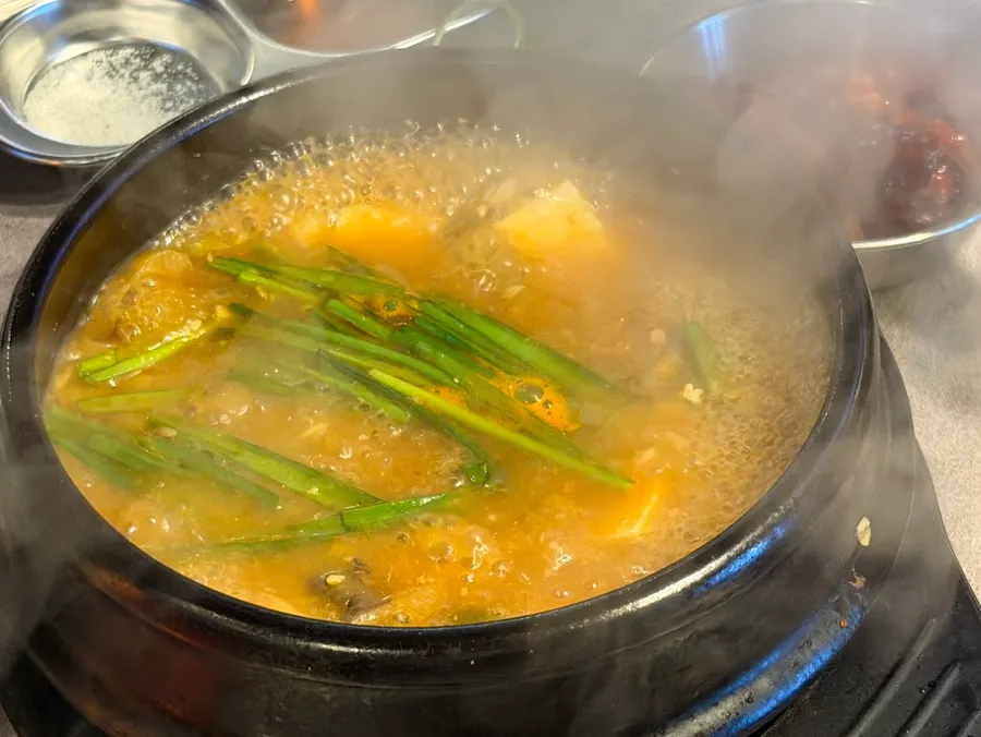 함께 나온 뜨끈한 된장찌개