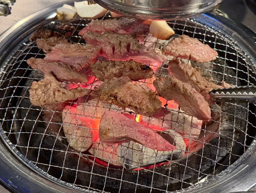 숯불 위에서 구워지는 소갈비살