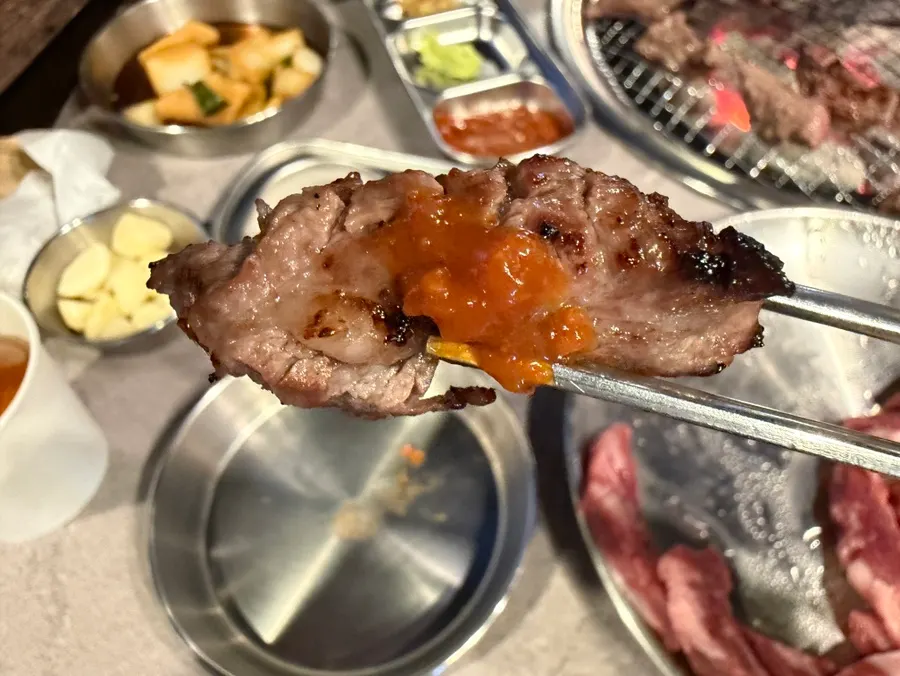 다 익은 숯불 소갈비살 한 점