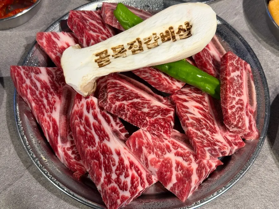 접시에 담겨 나온 LA꽃갈비