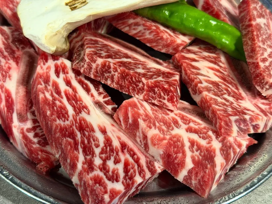 마블링이 촘촘한 LA꽃갈비 클로즈업