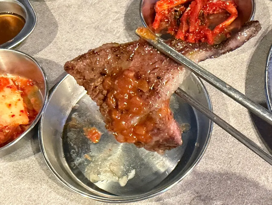 쌈과 함께 먹는 LA꽃갈비 한 점