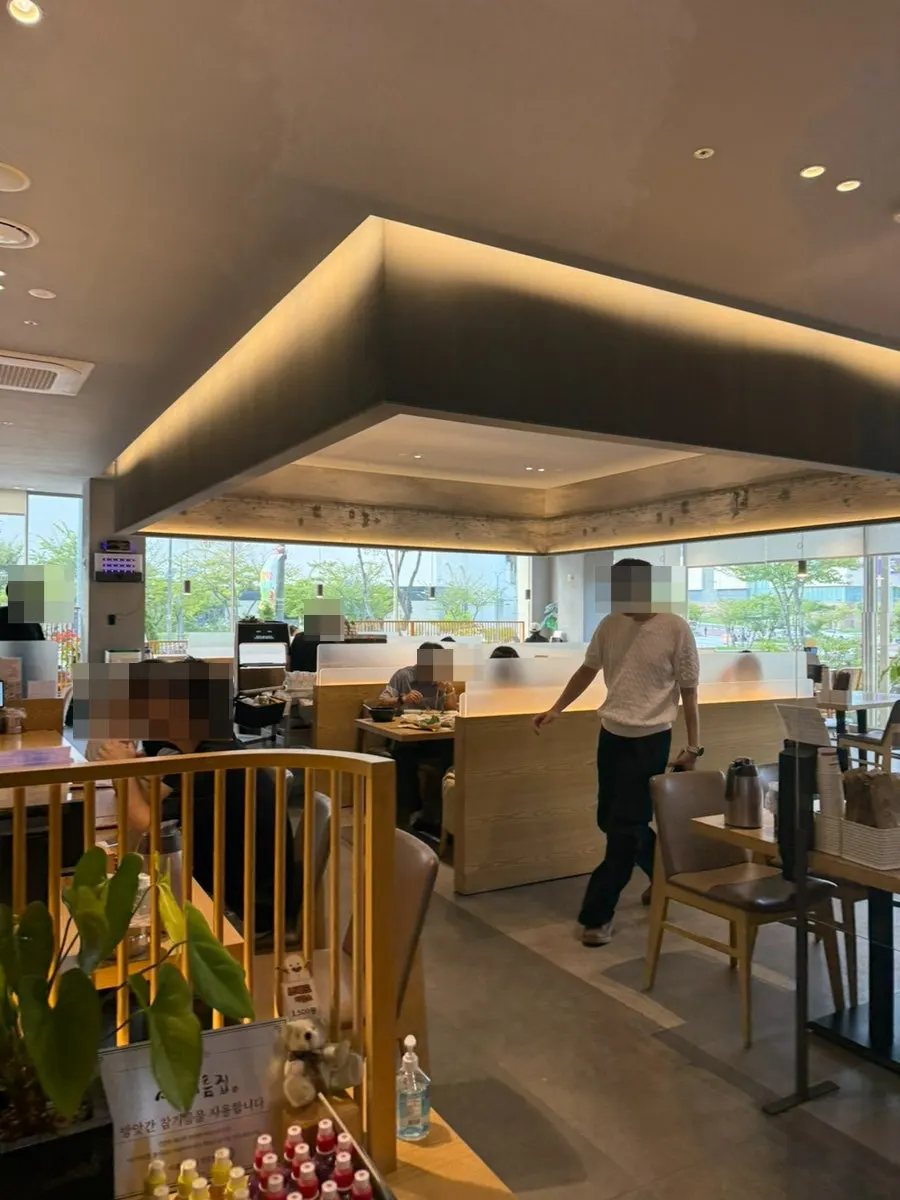 Interior of Kkomak Hansang Gijang Main Branch after entering at 5pm