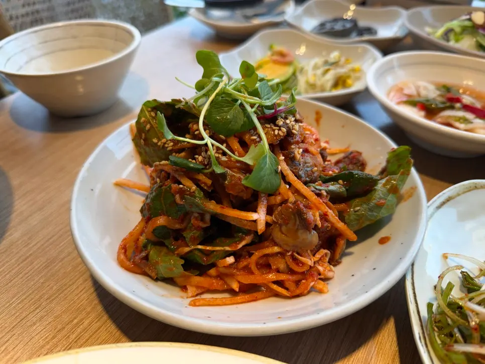 비벼 나온 꼬막비빔밥 한 그릇