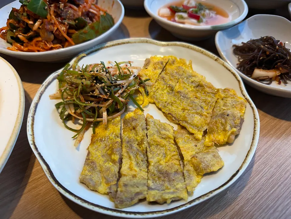 꼬막무침을 올려 비빈 꼬막비빔밥