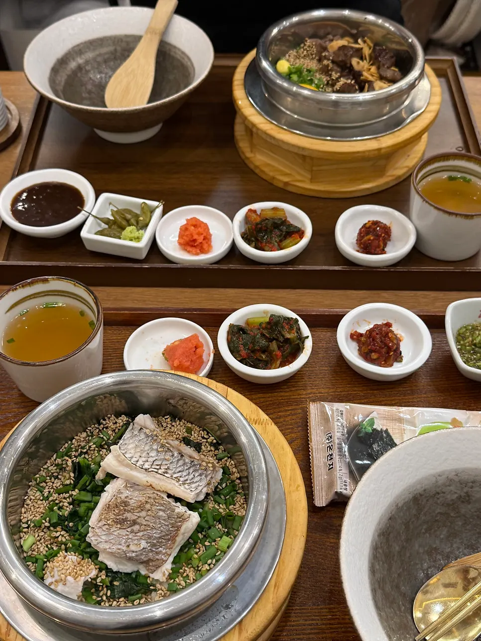 Satu set solbap lengkap dengan sup, banchan, dan rumput laut