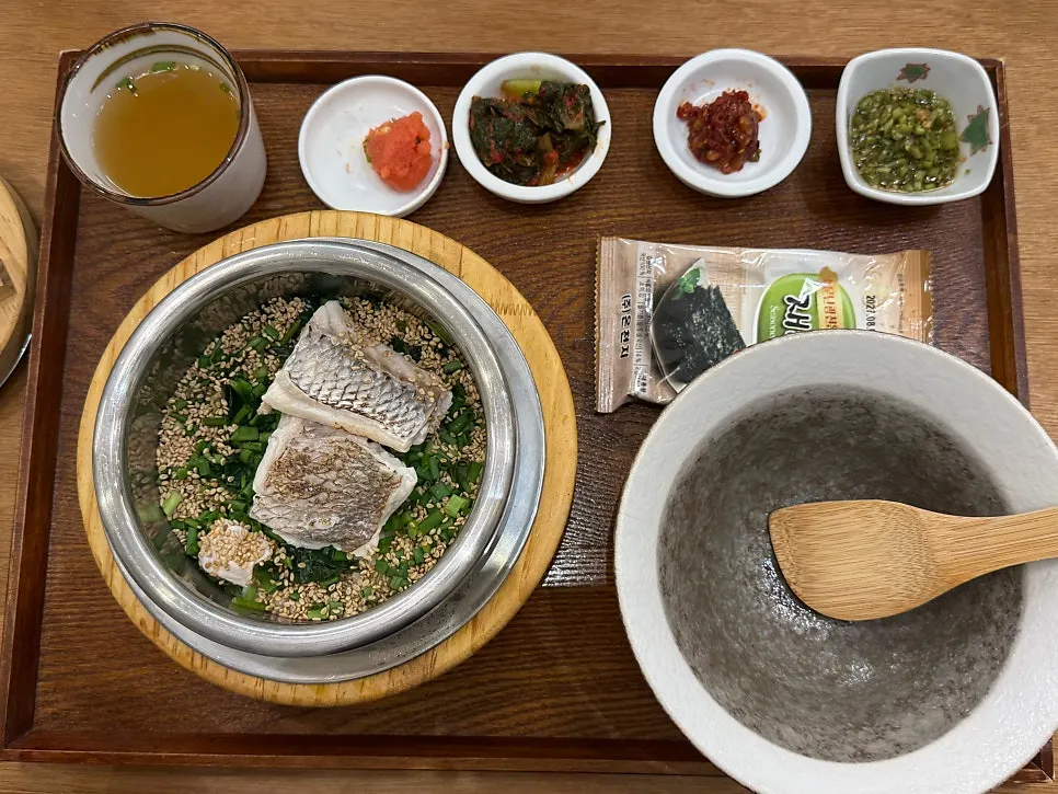 Nasi kastron dorada sayuran musim semi dengan tutup terbuka