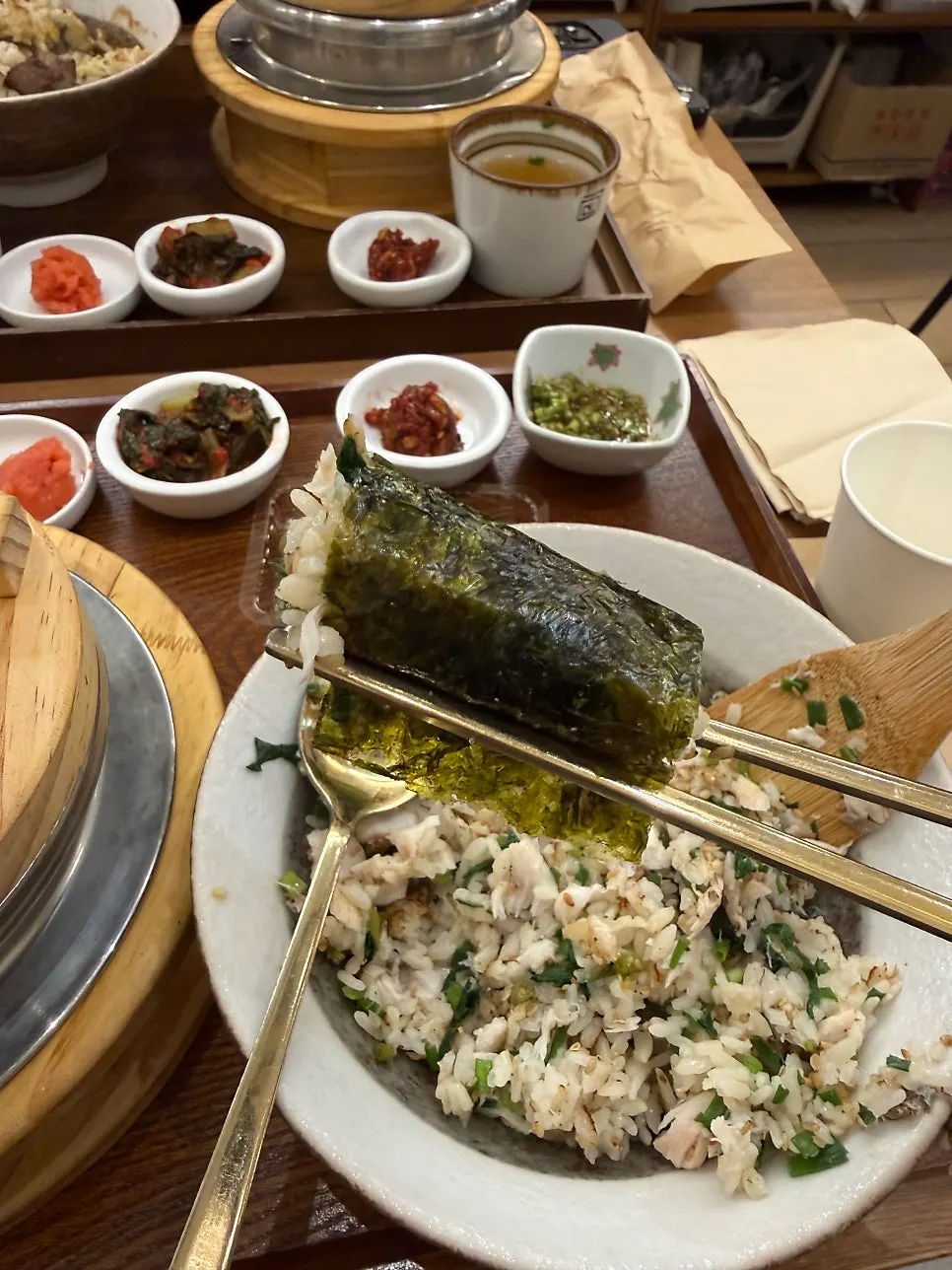 Nasi kastron dorada yang sudah diaduk dengan saus sedikit-sedikit