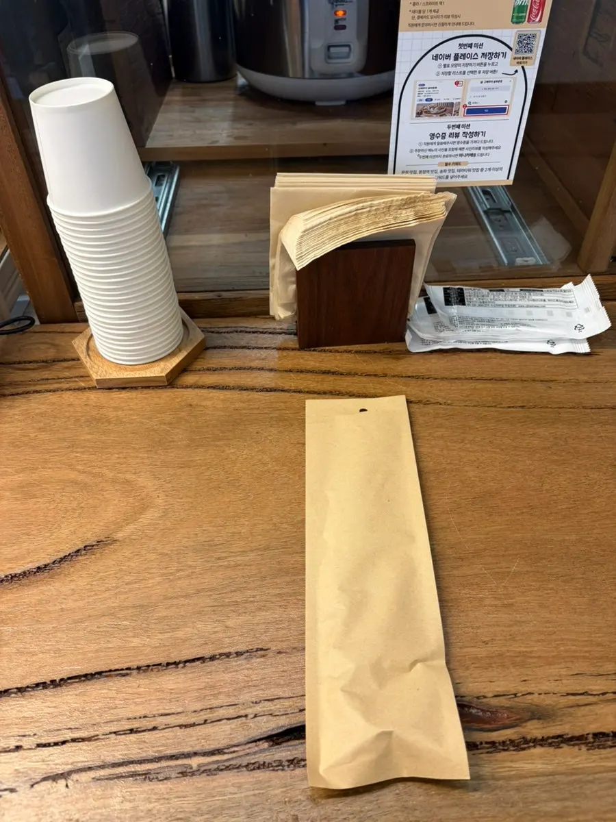 바 테이블 자리와 물컵, 수저 세팅