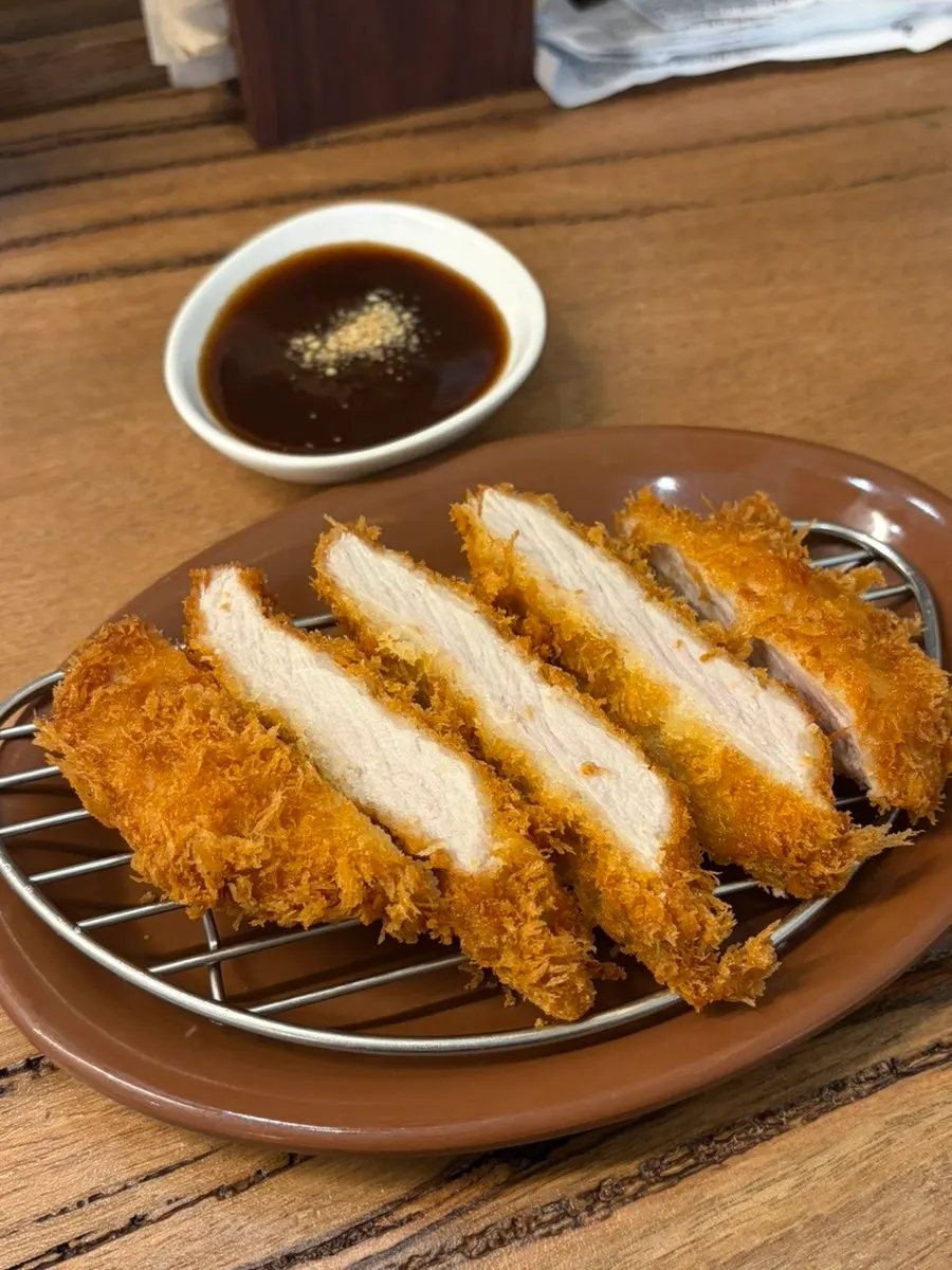 돈카츠 소스와 곁들임 접시