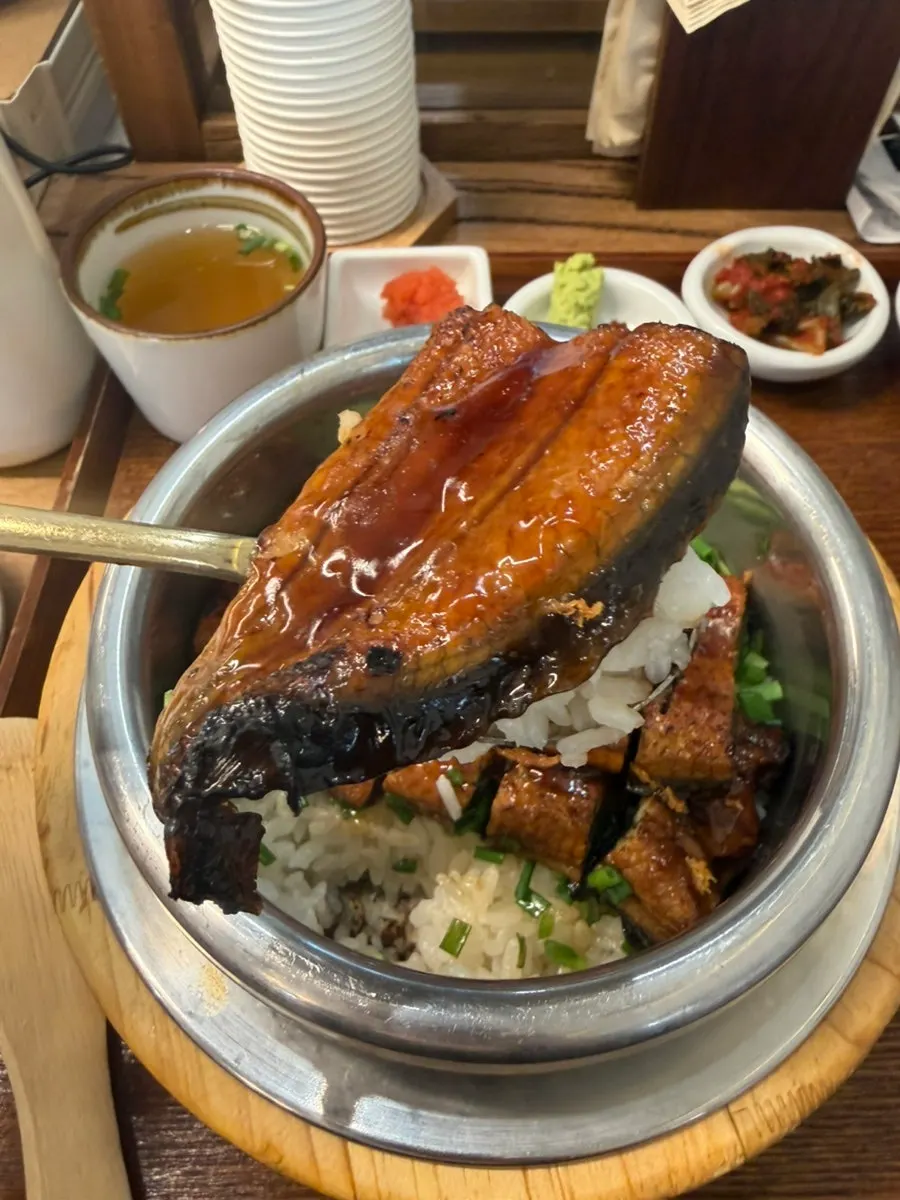 밥 위에 장어를 올린 첫 한 술
