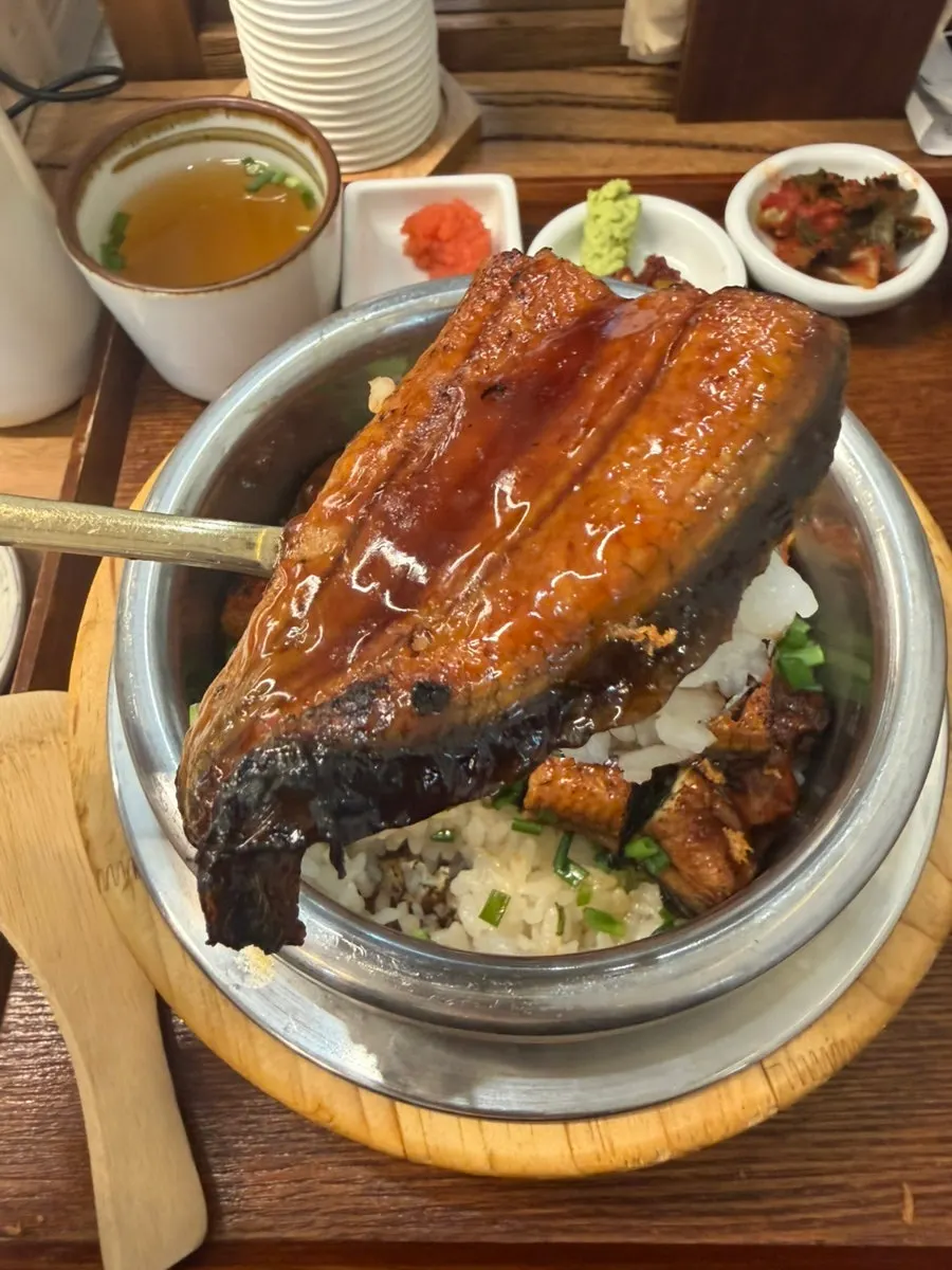 윤기 도는 통통한 장어 솥밥