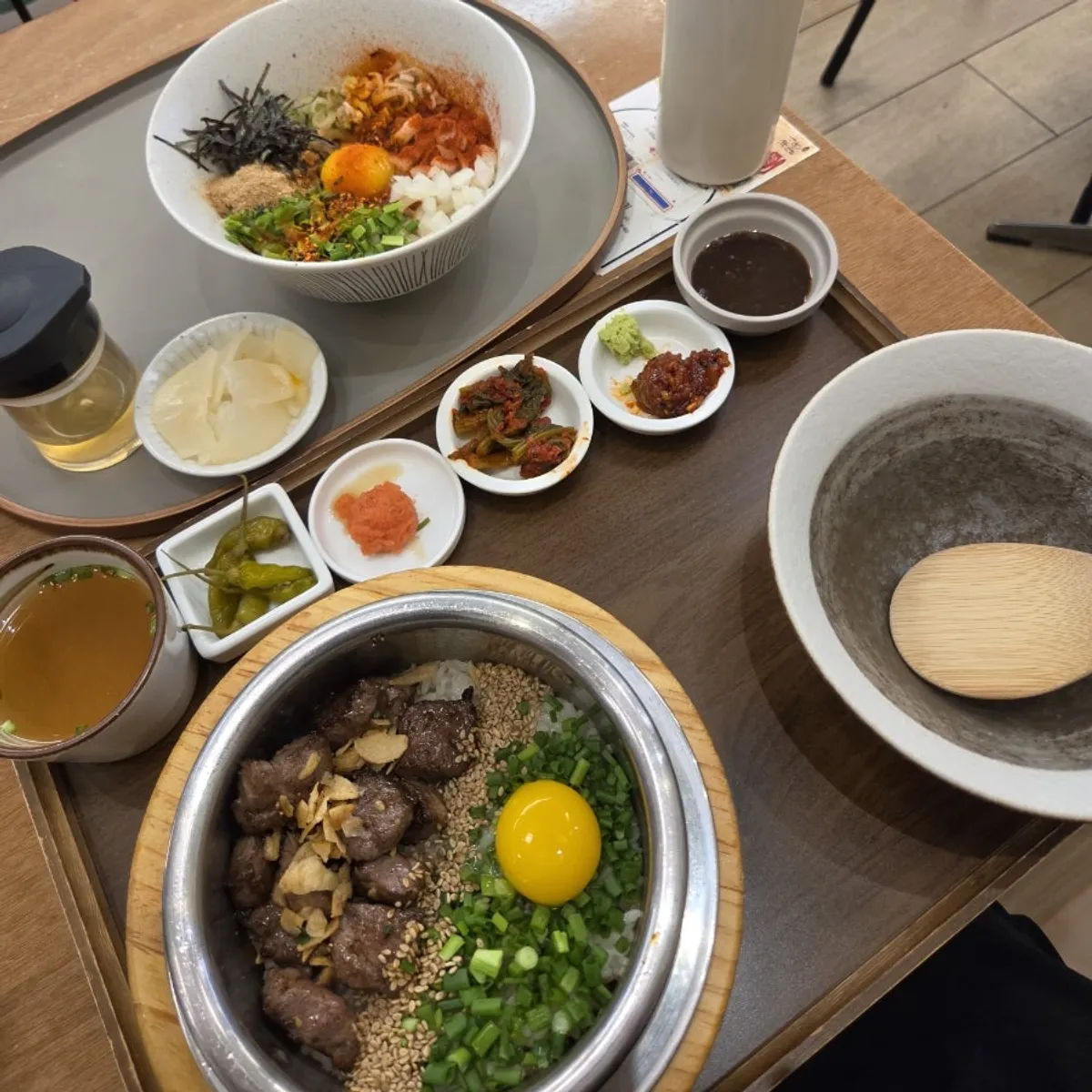 노른자와 버터가 올라간 스테이크 솥밥