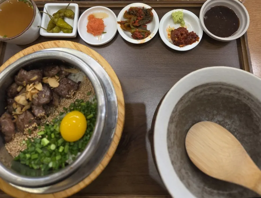 노른자를 터뜨려 비빈 스테이크 솥밥