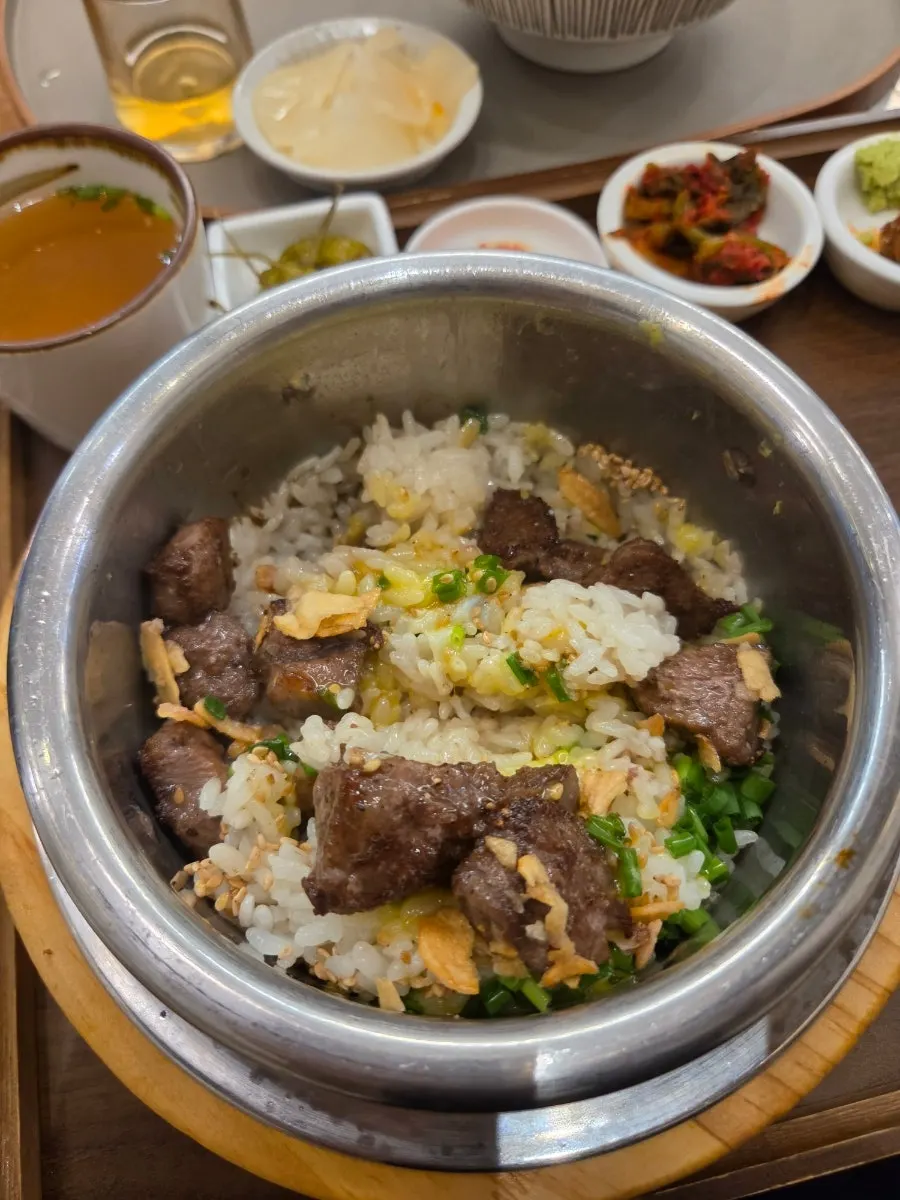 스테이크가 가득 올라간 솥밥 클로즈업