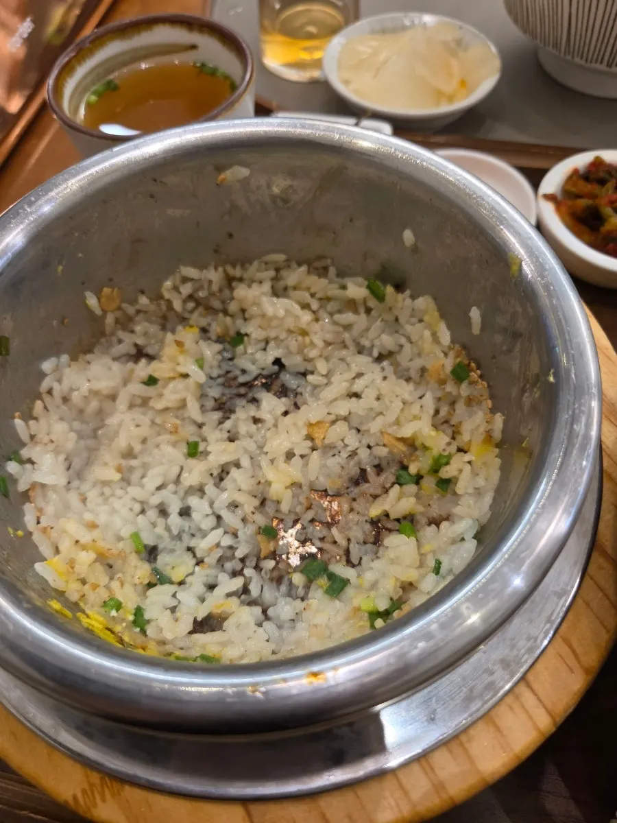 따뜻한 물을 부어 만든 솥밥 눌은밥