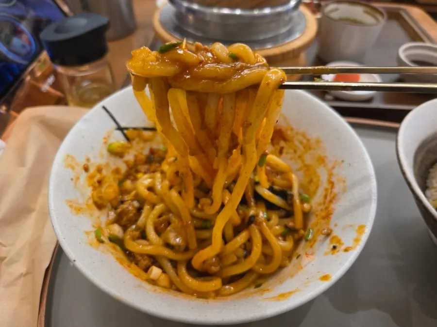 그릇 바닥에 남은 마제우동 양념과 고기