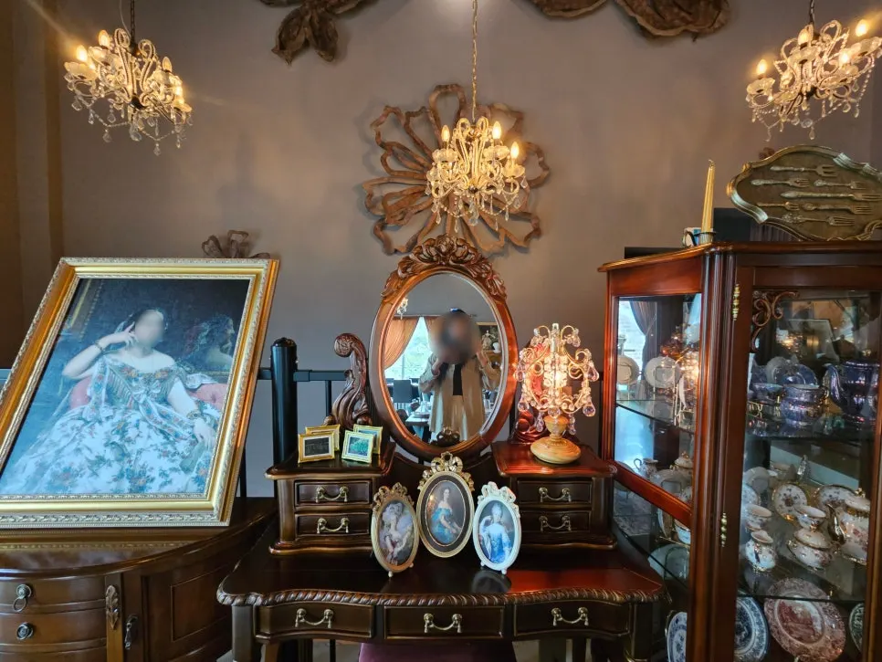 Dining hall decorated with antique pieces