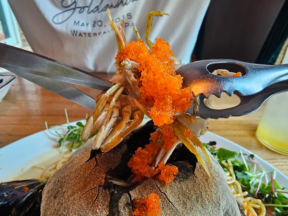 Gebawi pasta topped with gonggalppang bread