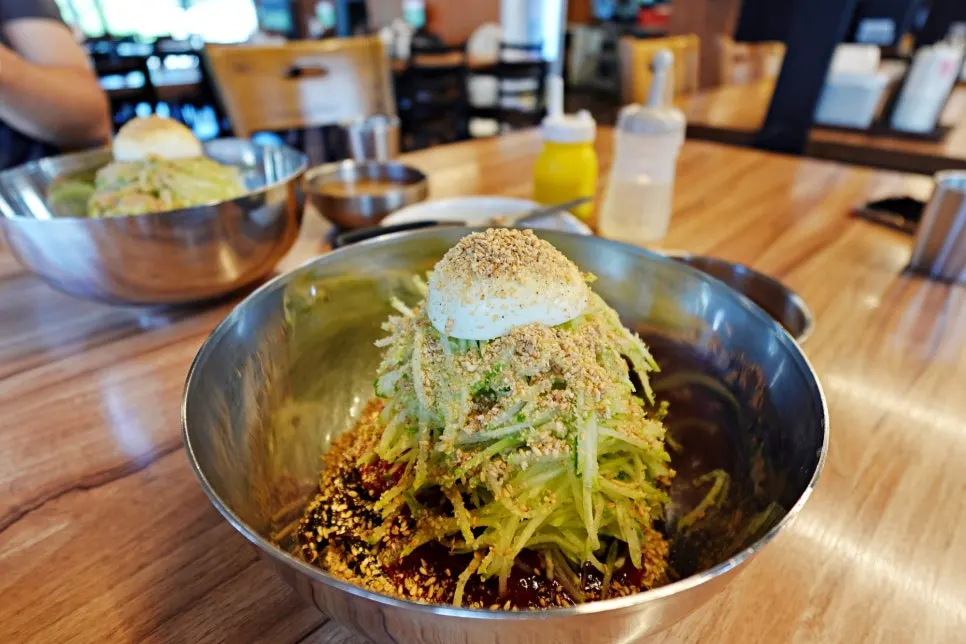 붉은 양념이 올라간 비빔냉면 한 그릇