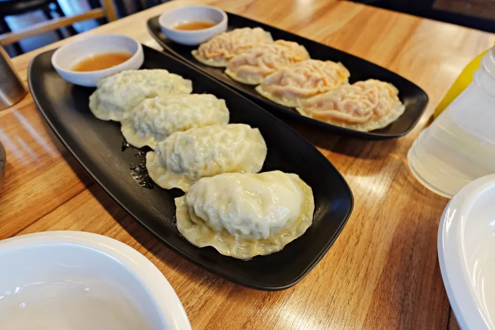 두툼한 고기왕만두와 김치왕만두 한 접시