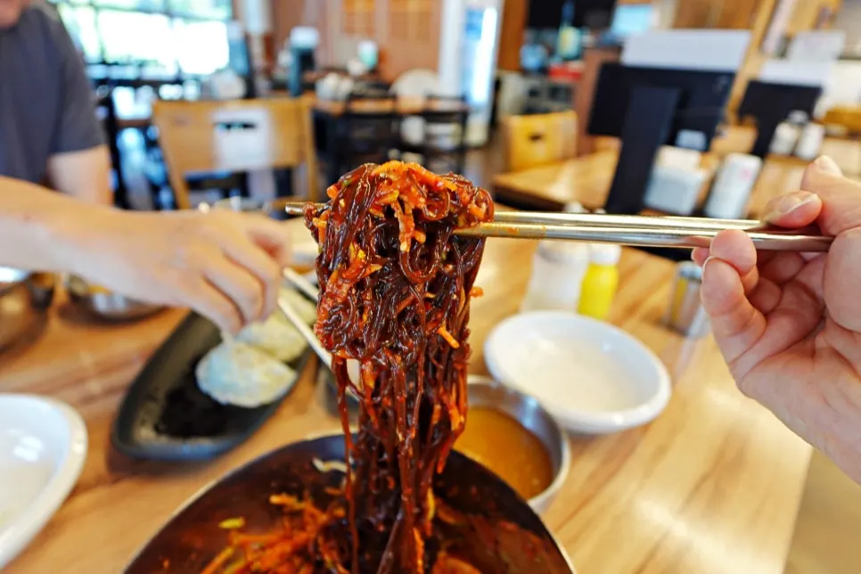 오이와 무채가 올라간 비빔냉면 클로즈업