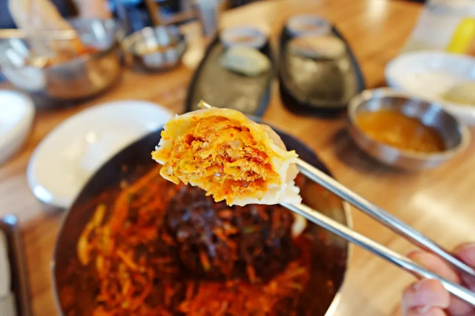 젓가락으로 들어 올린 비빔냉면 면발