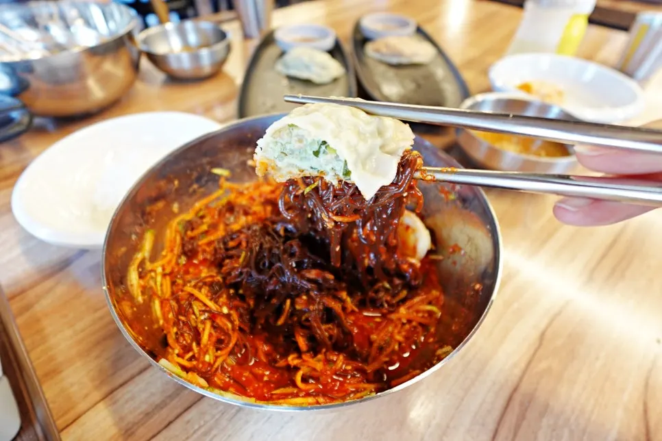 특제 양념이 고루 비벼진 비빔냉면