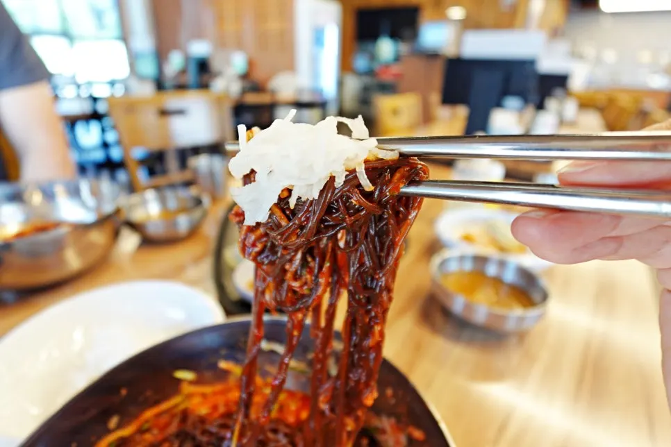 매콤달콤한 비빔냉면 양념 클로즈업