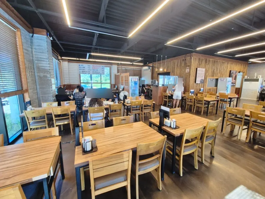 주차 공간이 널찍한 식당 주변 전경