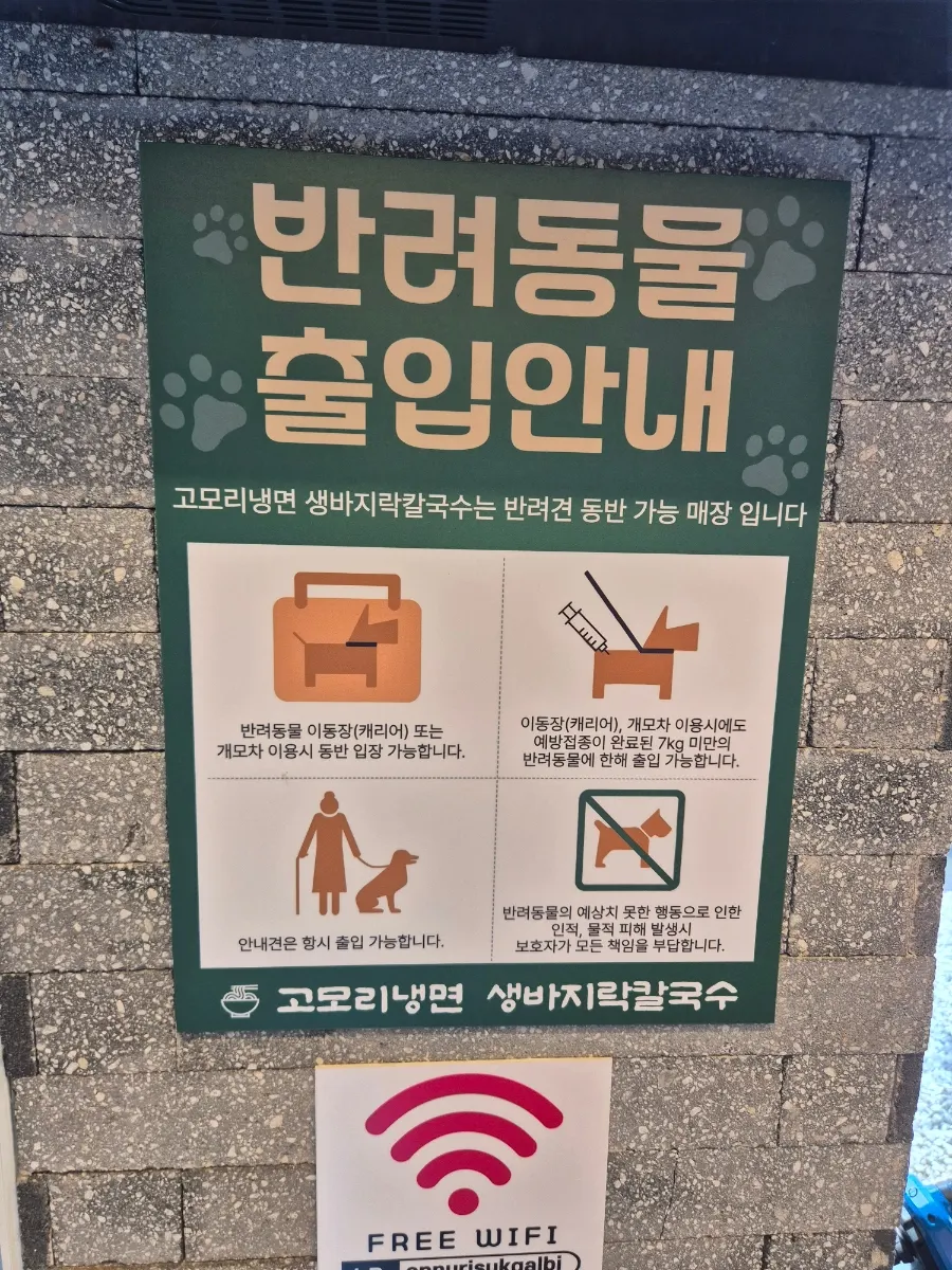 천장 높고 통창이 있는 넓은 실내 홀