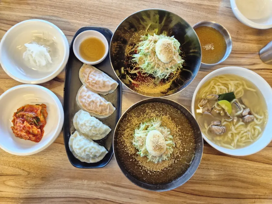 냉면과 칼국수가 한상 차려진 테이블