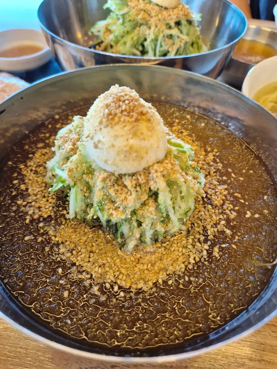 오이 고명이 수북한 물냉면