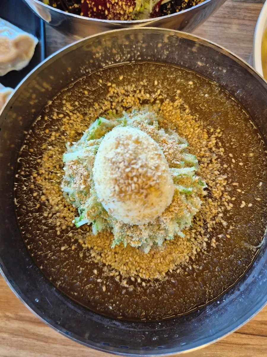 삶은 계란이 올라간 물냉면 위쪽